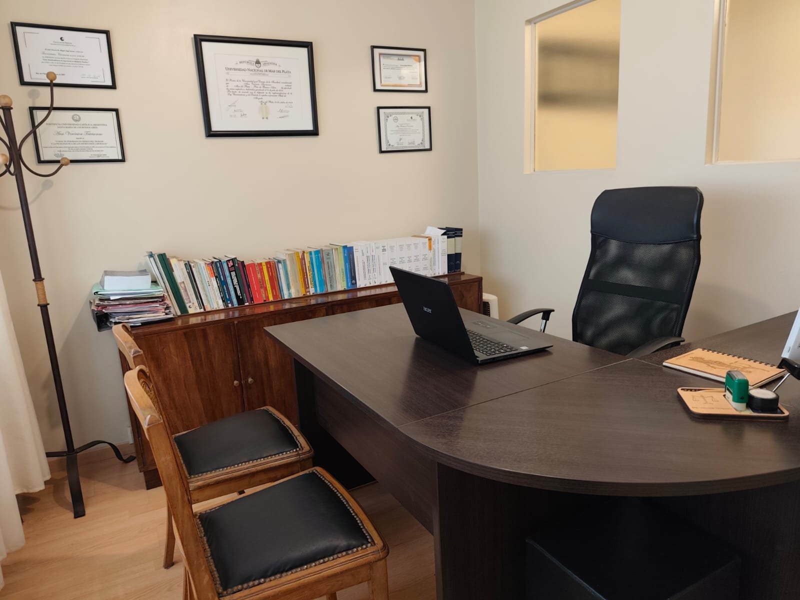Dra. Veronica Trivisonno en su estudio jurídico en Mar del Plata